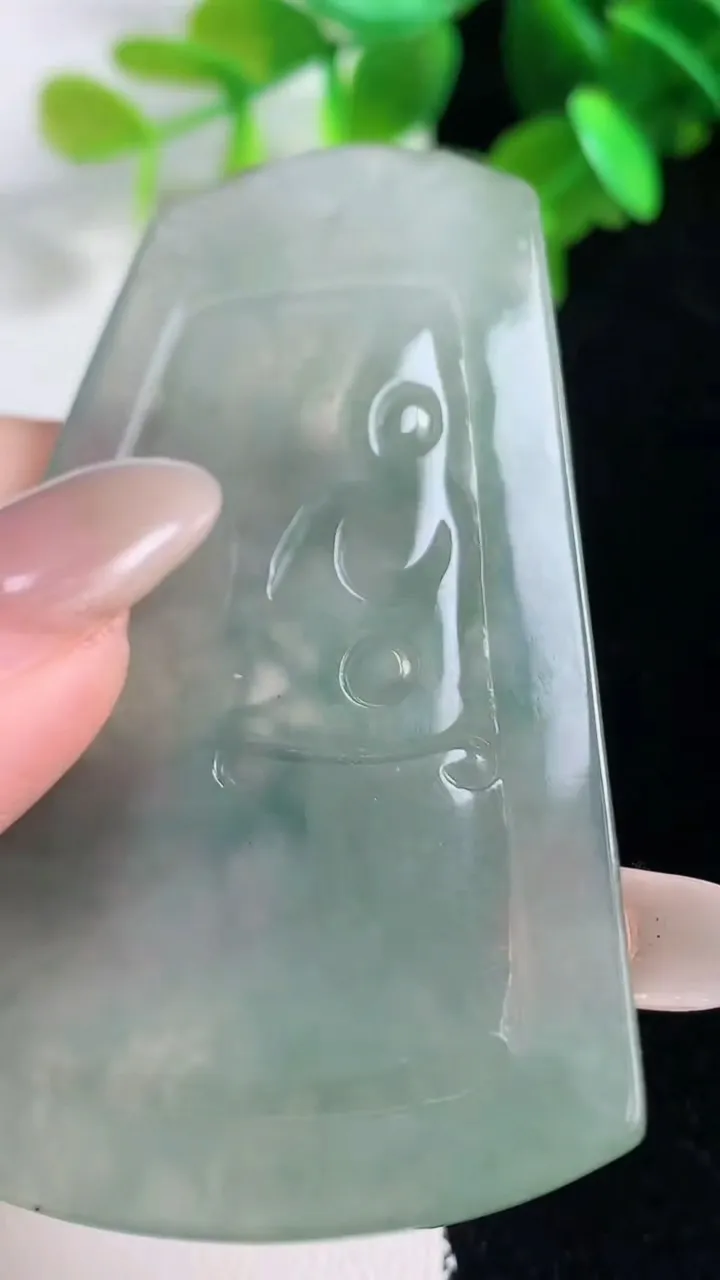 天然A货翡翠观音菩萨吊坠，尺寸67.3-43.8-5，重量:30.78g
10月28日