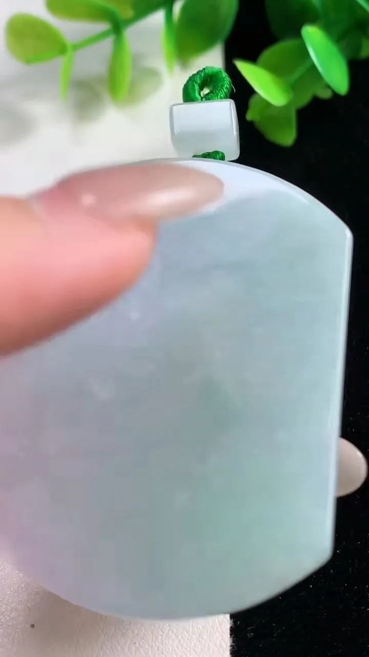 天然A货翡翠无事牌吊坠，尺寸53-39.6-5.8，重量:33.47g
10月28日