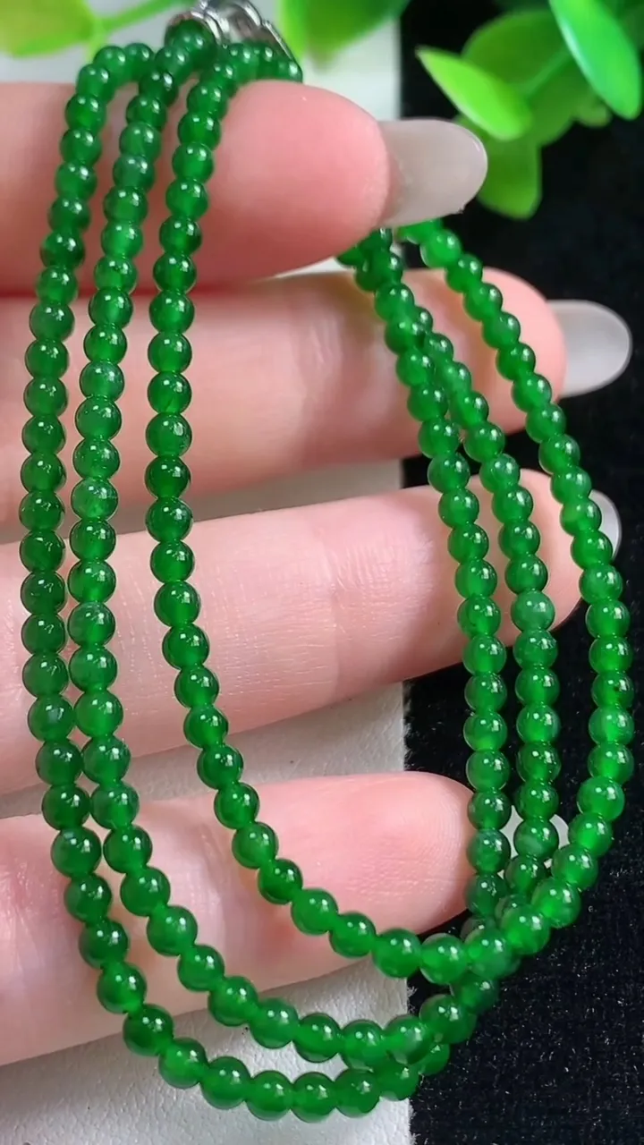 天然A货翡翠小米珠项链，尺寸2.9-175颗，重量:9.37g10月28日
工厂直销收藏佳品,种好水足，色泽均匀，有种有色，上手高大气！