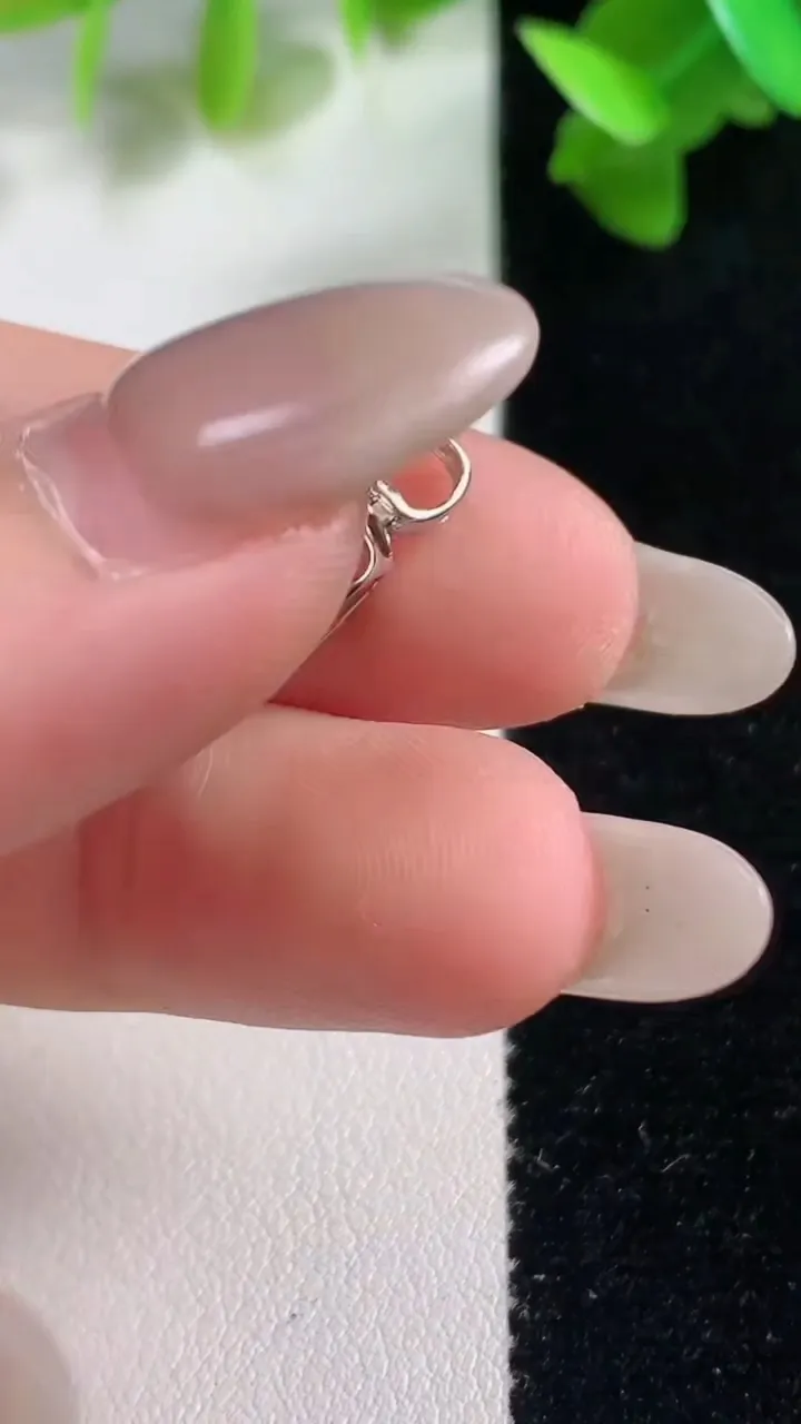 天然A货翡翠金枝玉叶 叶子吊坠，尺寸19.6-10.2-4.8，裸石10.8-8.7重量1.40g
10月28日