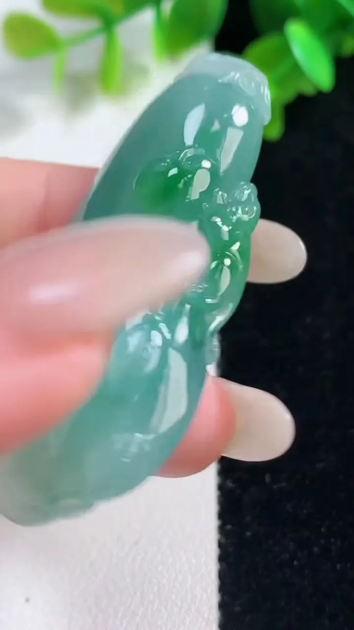 天然A货翡翠福瓜吊坠，尺寸54.3-24.4-8.9，重量:20.86g
10月28日