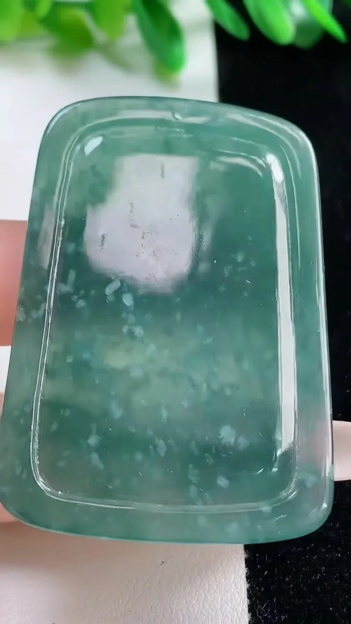 天然A货翡翠蓝水梅花鹿吊坠，尺寸54.8-39.3-3.8，重:19.25g
10月28日
