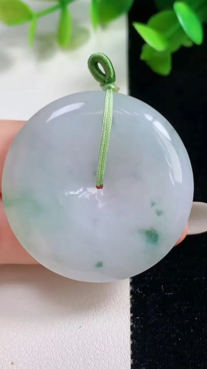 天然A货翡翠平安扣吊坠，尺寸40.2-6.7，重量:23.80g
10月28日