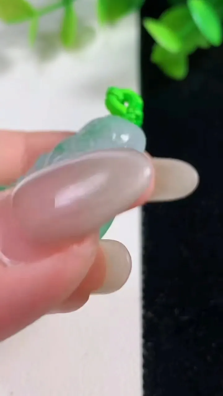 天然A货翡翠佛公吊坠，尺寸34.8-31.7-5.8，重量:11.48g
10月28日