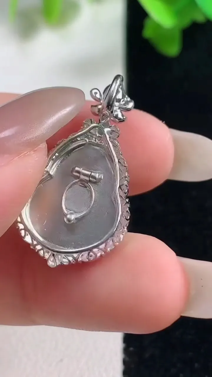 天然A货翡翠葫芦吊坠，尺寸28.5-15.8-8.4，裸石16-12.6重量:3.59g
10月28日