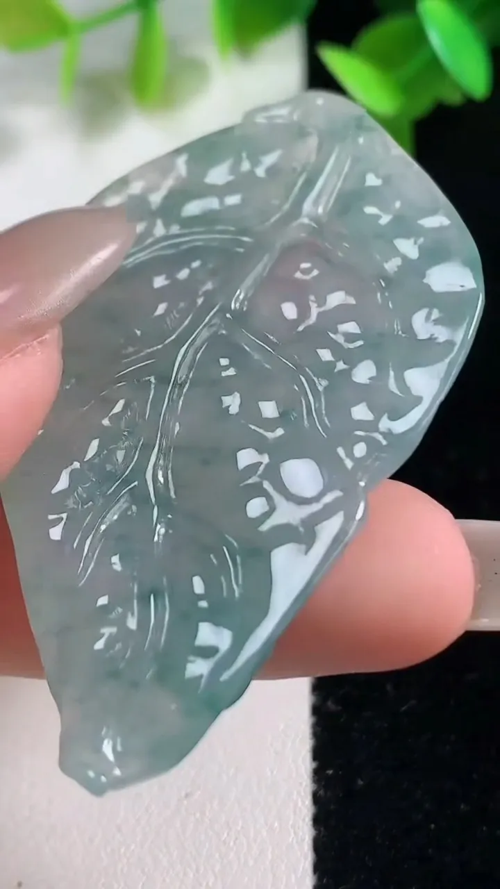 天然A货翡翠冰种飘花树叶吊坠，尺寸58.2-33.2-6.4，重量:16.85g
10月28日