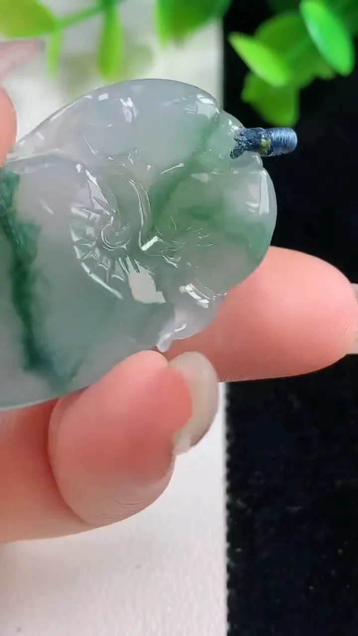 天然A货翡翠冰种飘花寿桃吊坠，尺寸40-23-6.5，重量:12.24g
10月28日