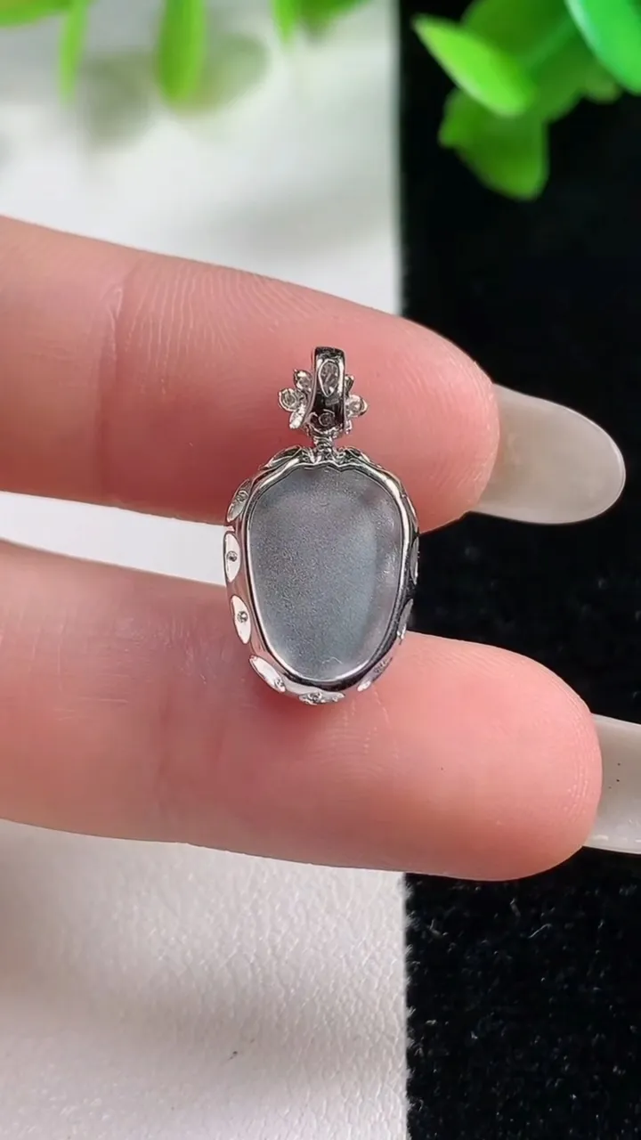 天然A货翡翠金枝玉叶 叶子吊坠，尺寸19.6-10.2-4.8，裸石10.8-8.7重量1.40g
10月28日