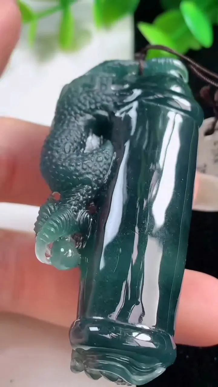 天然A货翡翠蓝水降魔杵吊坠，尺寸63.2-29.2-17.6，重量:45.87g
10月28日