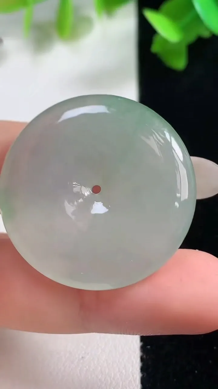 天然A货翡翠平安扣吊坠，尺寸31.6-5.7，重量:12.69g
10月28日