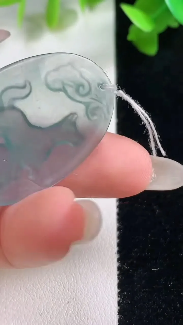 天然A货翡翠生肖狗吊坠，尺寸37.7-24-2.5，重量:5.18g
10月28日