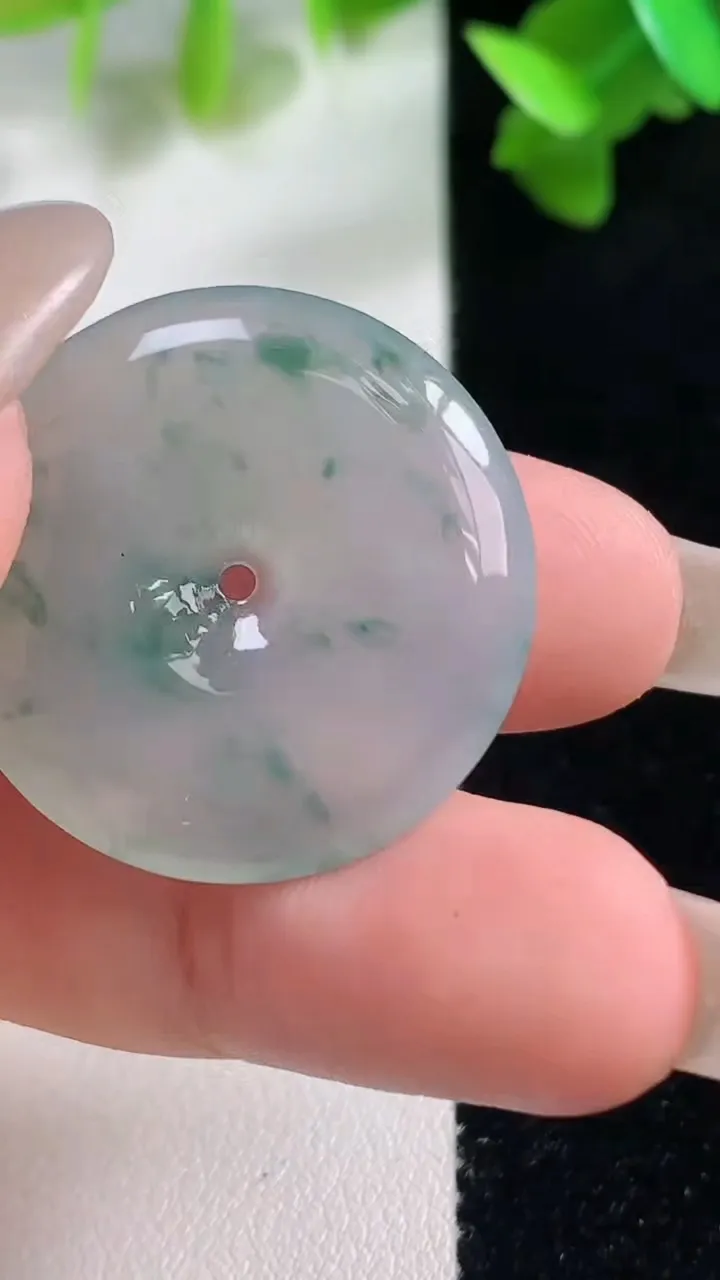 天然A货翡翠冰种飘花平安扣吊坠，尺寸27.5-4.4，重量:7.28g
10月28日