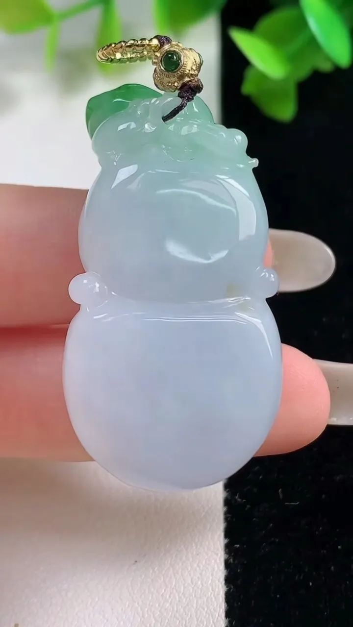 天然A货翡翠葫芦吊坠，尺寸43.3-22.6-13.8，重量:27.13g
10月28日