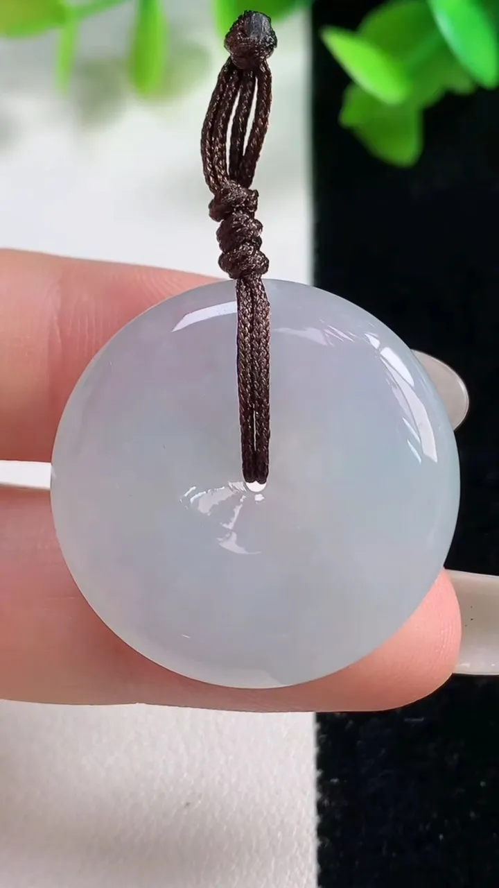 天然A货翡翠平安扣吊坠，尺寸27.8-9，重量:10.97g
10月28日
