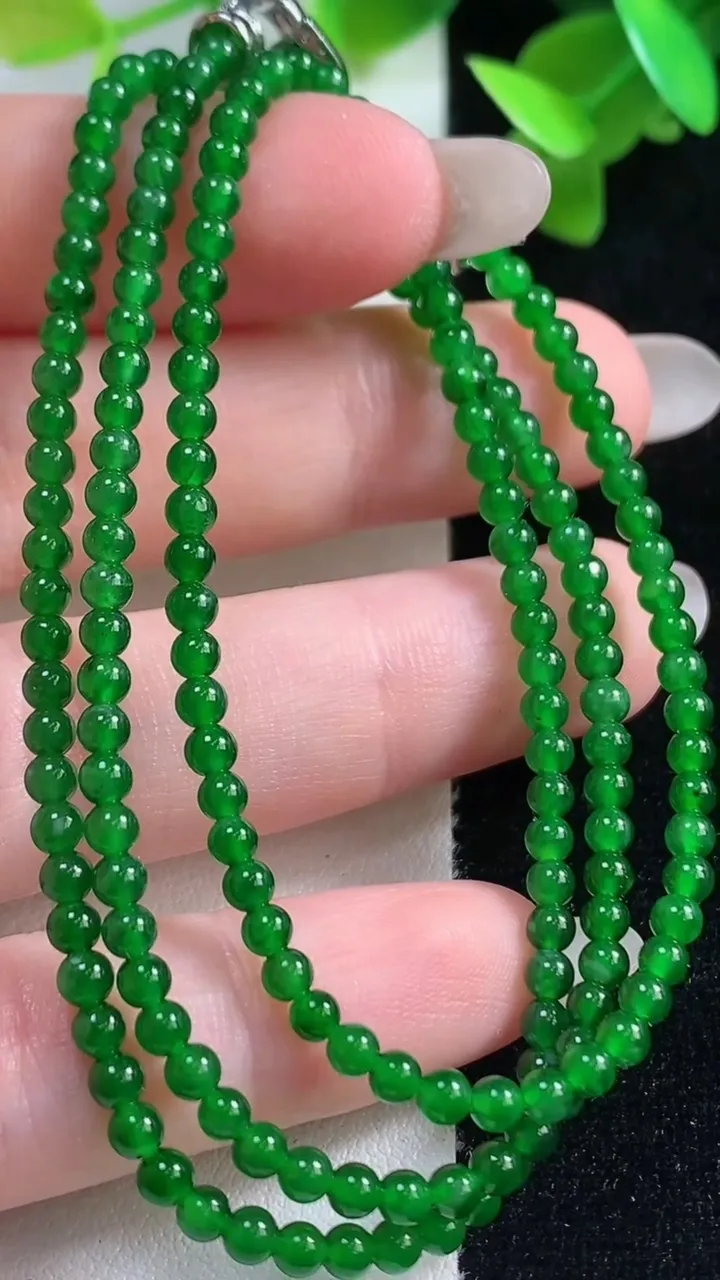 天然A货翡翠小米珠项链，尺寸2.9-175颗，重量:9.37g10月28日
工厂直销收藏佳品,种好水足，色泽均匀，有种有色，上手高大气！
