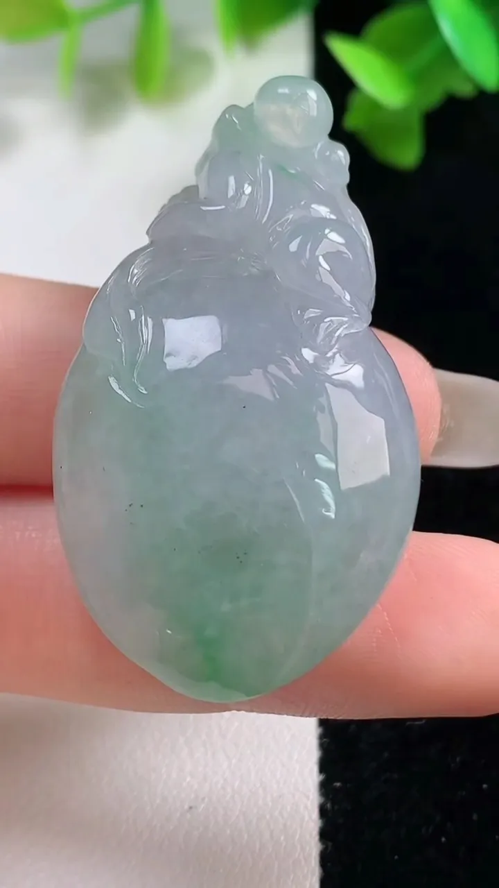 天然A货翡翠寿桃吊坠，尺寸43.3-25.8-12，重量:22.84g
10月28日