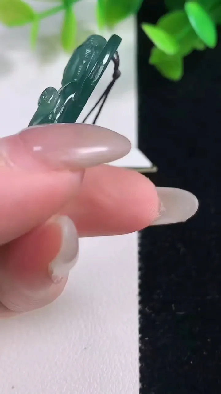 天然A货翡翠蓝水大势至菩萨吊坠，尺寸67-22.8-6，重量:18.05g
10月28日