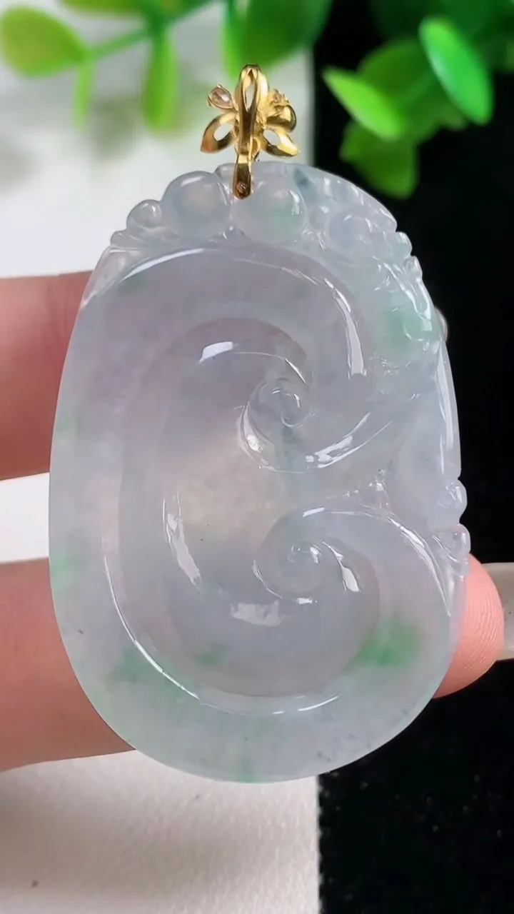 天然A货翡翠如意吊坠，尺寸44.5-30-5.5，重量:13.01g
10月28日