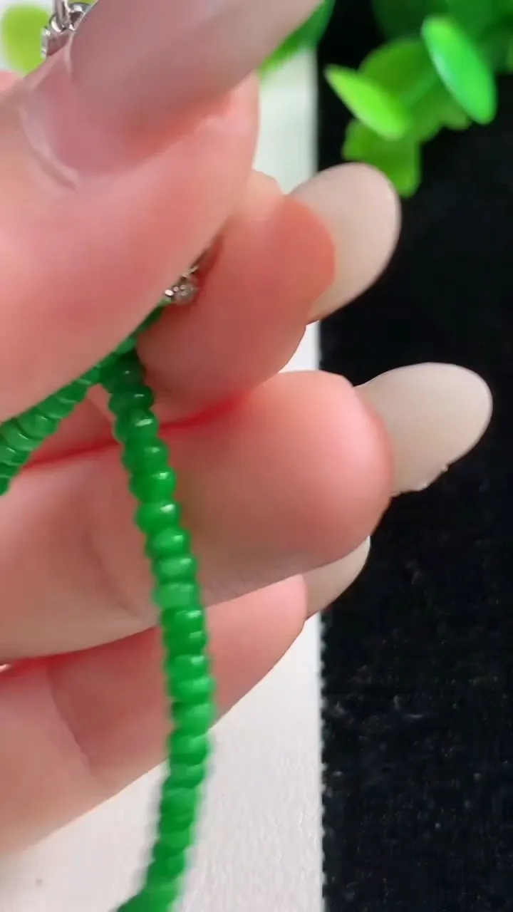 天然A货翡翠算盘珠手串，尺寸2.9-1.5-90颗，重量:4.43g10月28日
工厂直销收藏佳品,种好水足，色泽均匀，有种有色，上手高大气！