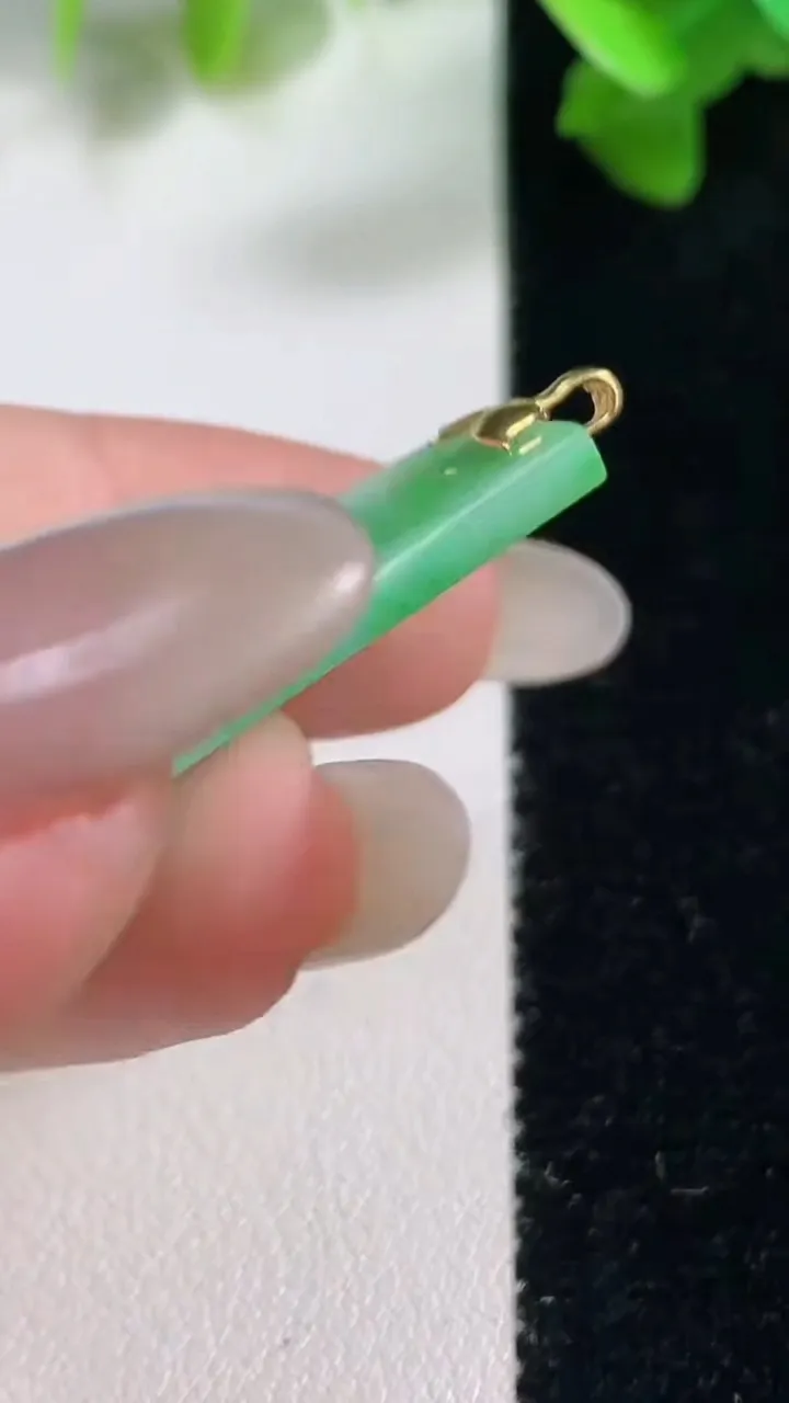 天然A货翡翠无事牌吊坠，尺寸36.4-22-2.5，重量:5.81g
10月28日