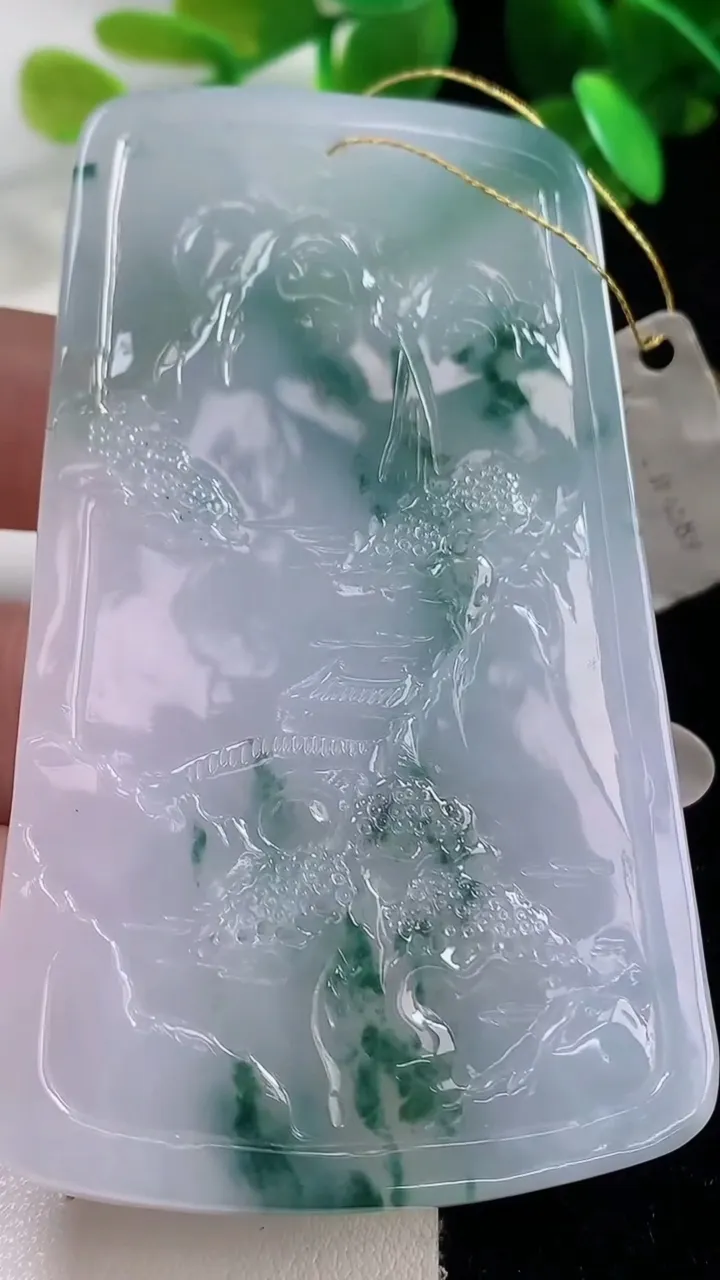 天然A货翡翠牌吊坠，尺寸75.8-43.5-8.4，重量:72.18g
10月28日