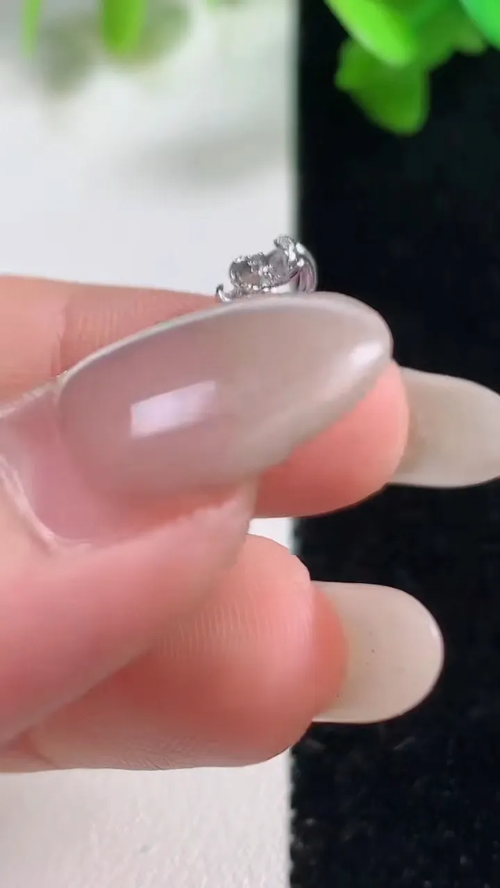 天然A货翡翠葫芦吊坠，尺寸28.5-15.8-8.4，裸石16-12.6重量:3.59g
10月28日