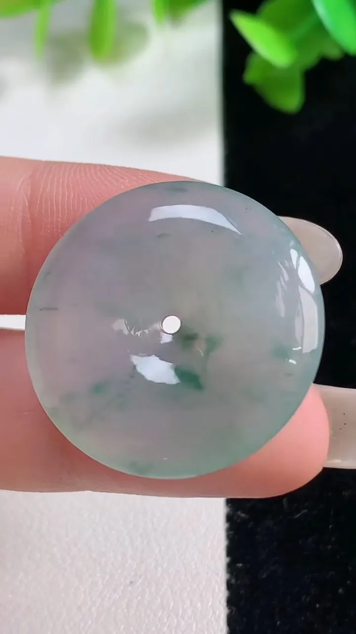 天然A货翡翠冰种飘花平安扣吊坠，尺寸27.5-4.4，重量:7.28g
10月28日