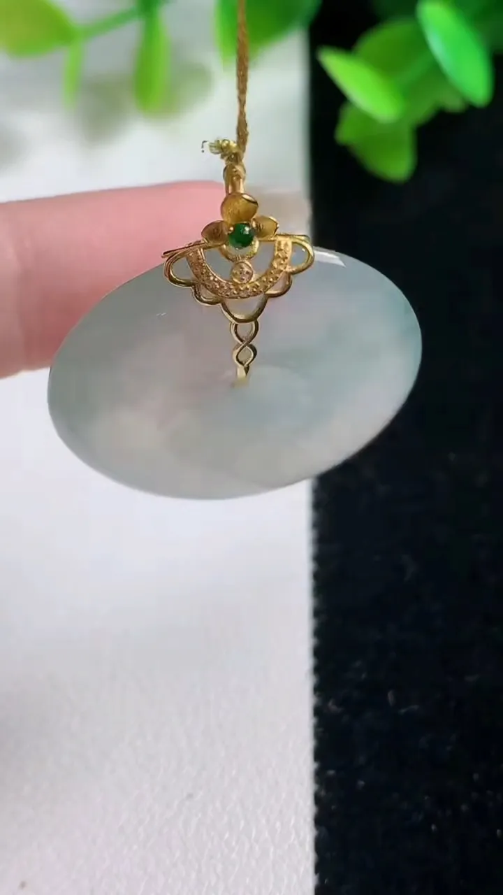 天然A货翡翠种飘花平安扣吊坠，尺寸27.9-6，重量:10.62g
10月28日