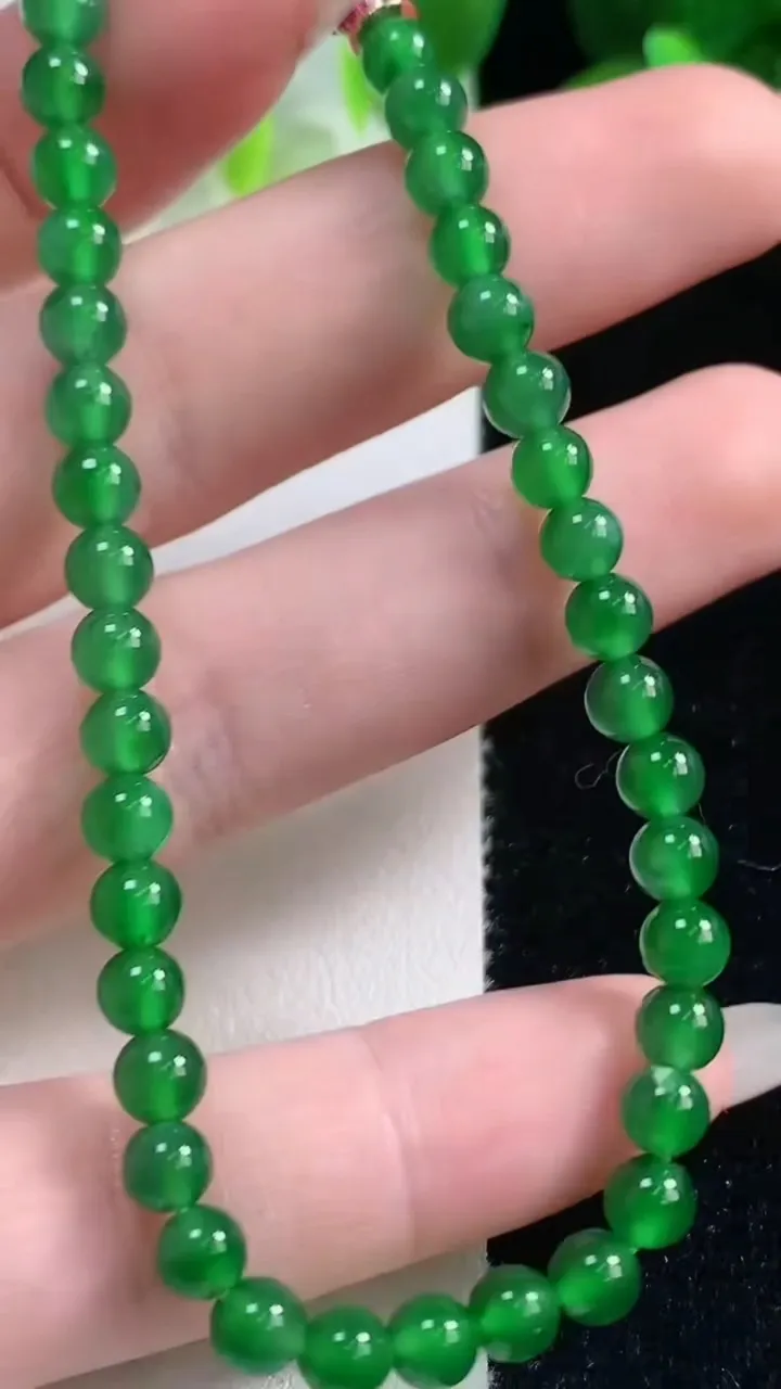 天然A货翡翠圆珠手串，尺寸4.5-38颗，重量:9.41g10月28日
工厂直销收藏佳品,种好水足，色泽均匀，有种有色，上手高大气！