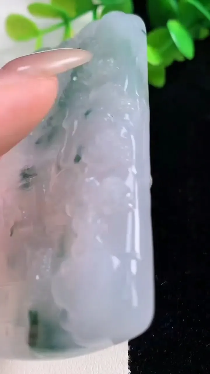 天然A货翡翠牌吊坠，尺寸75.8-43.5-8.4，重量:72.18g
10月28日