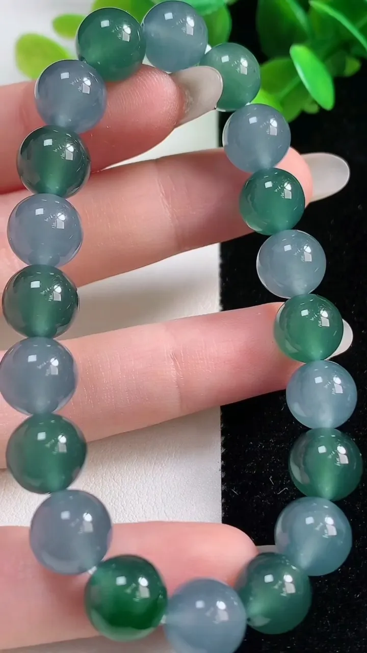 天然A货翡翠圆珠手串，尺寸9.5-20颗，重量:32.93g10月28日
工厂直销收藏佳品,种好水足