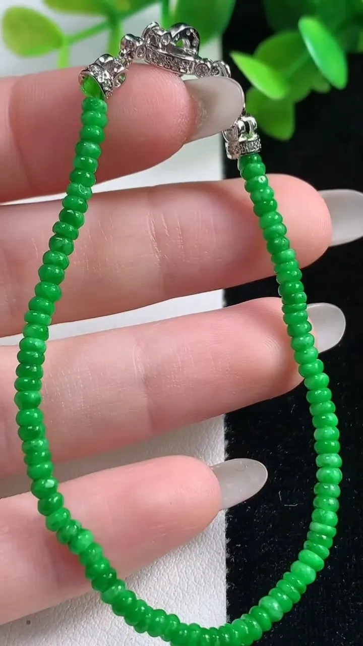 天然A货翡翠算盘珠手串，尺寸2.9-1.5-90颗，重量:4.43g10月28日
工厂直销收藏佳品,种好水足，色泽均匀，有种有色，上手高大气！