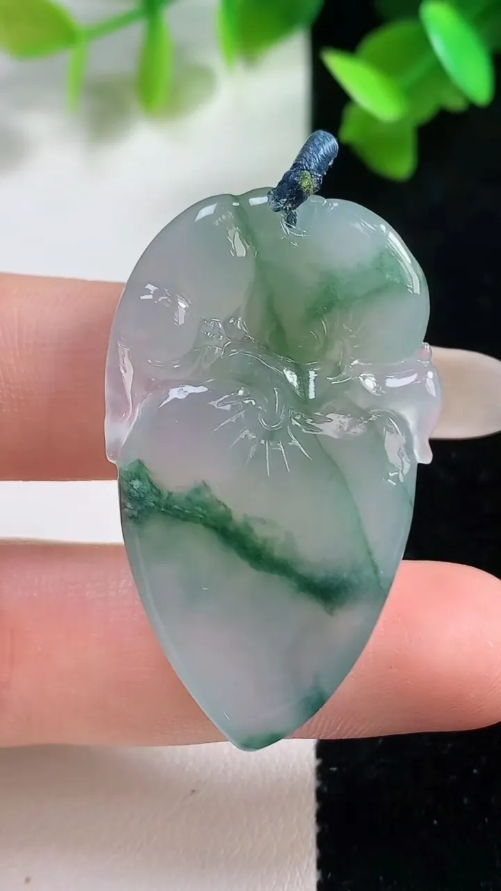 天然A货翡翠冰种飘花寿桃吊坠，尺寸40-23-6.5，重量:12.24g
10月28日