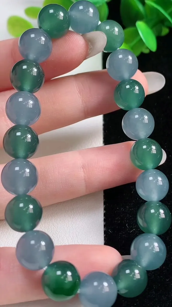 天然A货翡翠圆珠手串，尺寸9.5-20颗，重量:32.93g10月28日
工厂直销收藏佳品,种好水足，色泽均匀，有种有色，上手高大气！