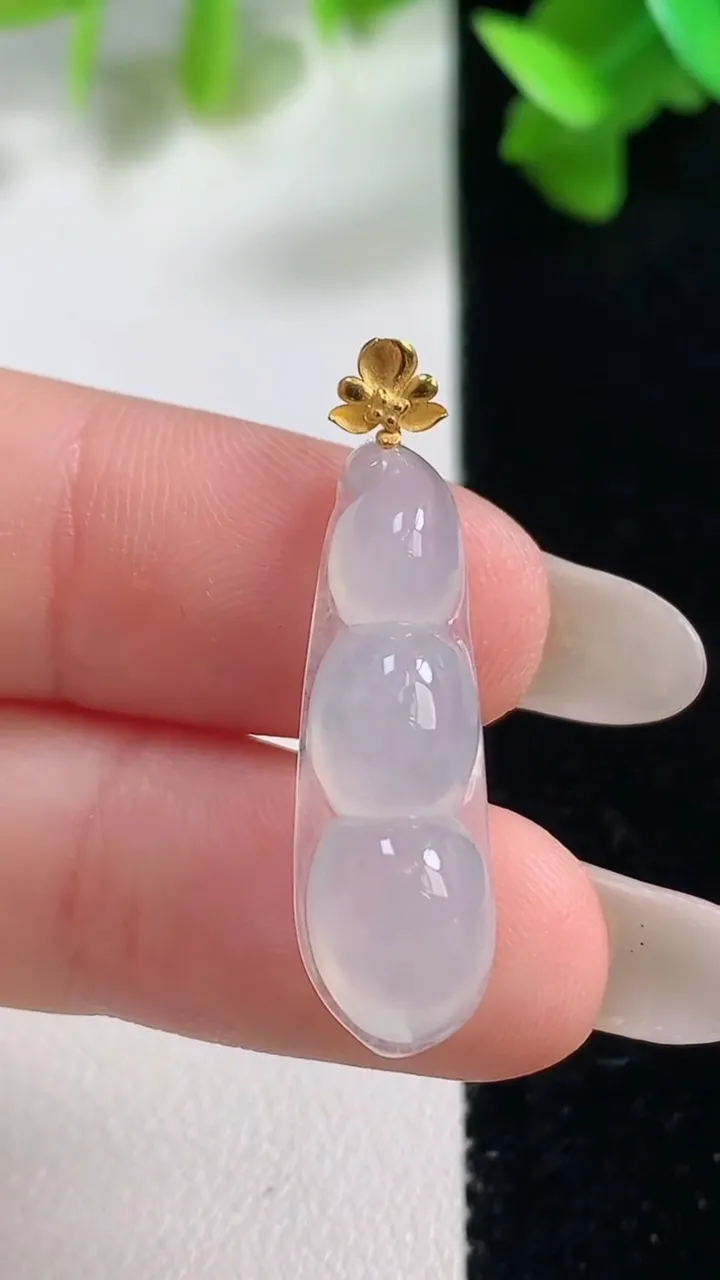 天然A货翡翠种白冰福豆吊坠，尺寸26.3-8.8-6.6，重量:2.70g
10月28日