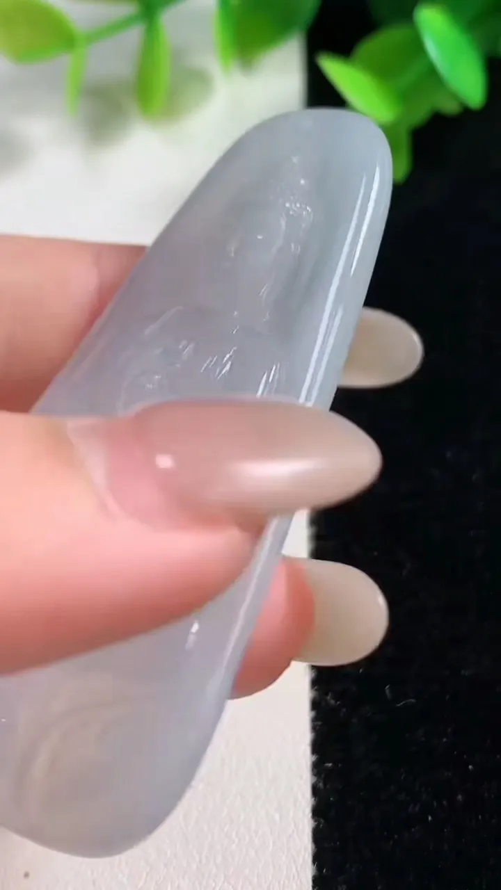 天然A货翡翠大日如来吊坠，尺寸63-36.1-6，重量:23.51g
10月28日