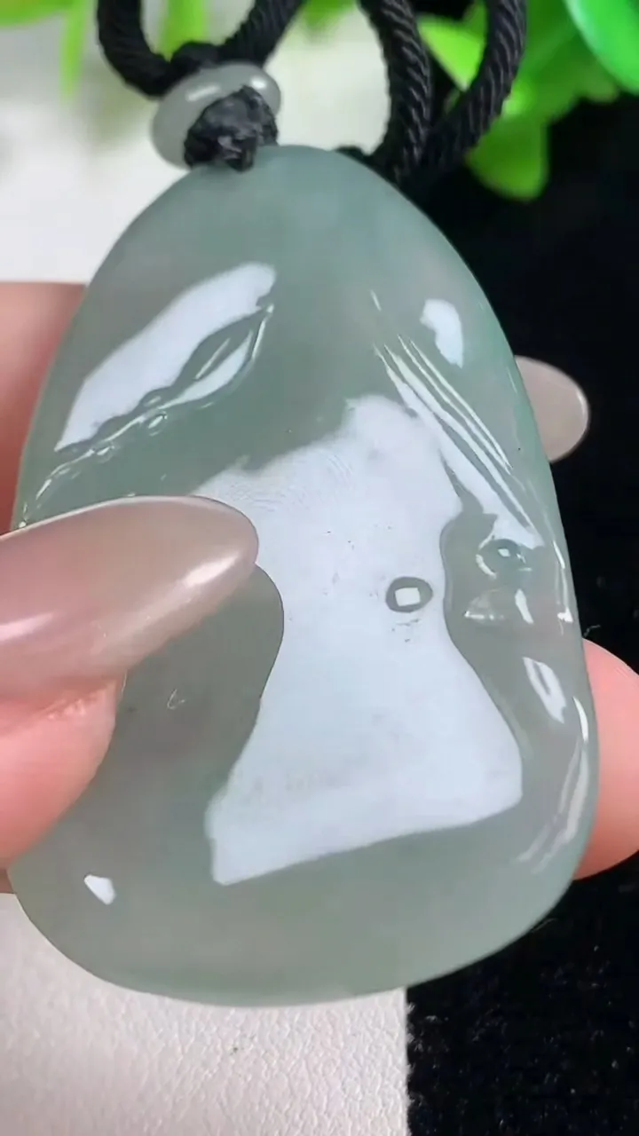 天然A货翡翠无相观音吊坠，尺寸49.6-30.6-4.9，重量:20.92g
10月28日