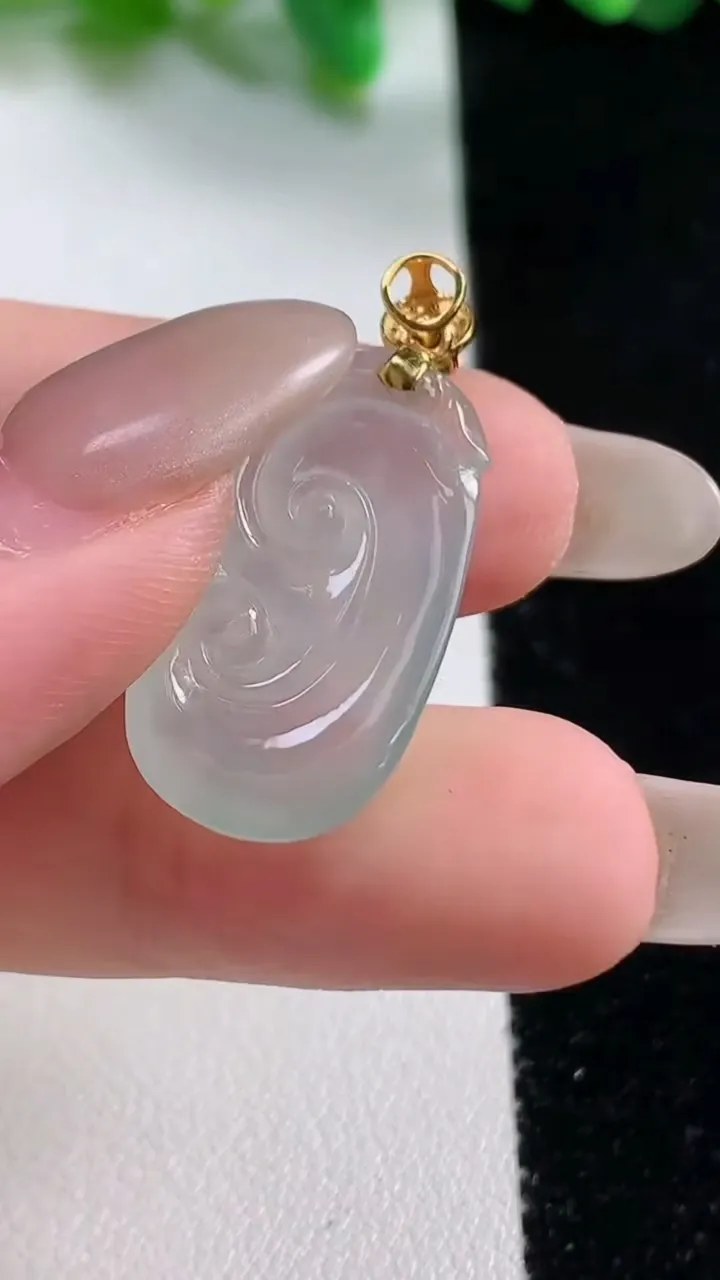 天然A货翡翠如意吊坠，尺寸28.6-13.4-4，重:3.01g
10月28日