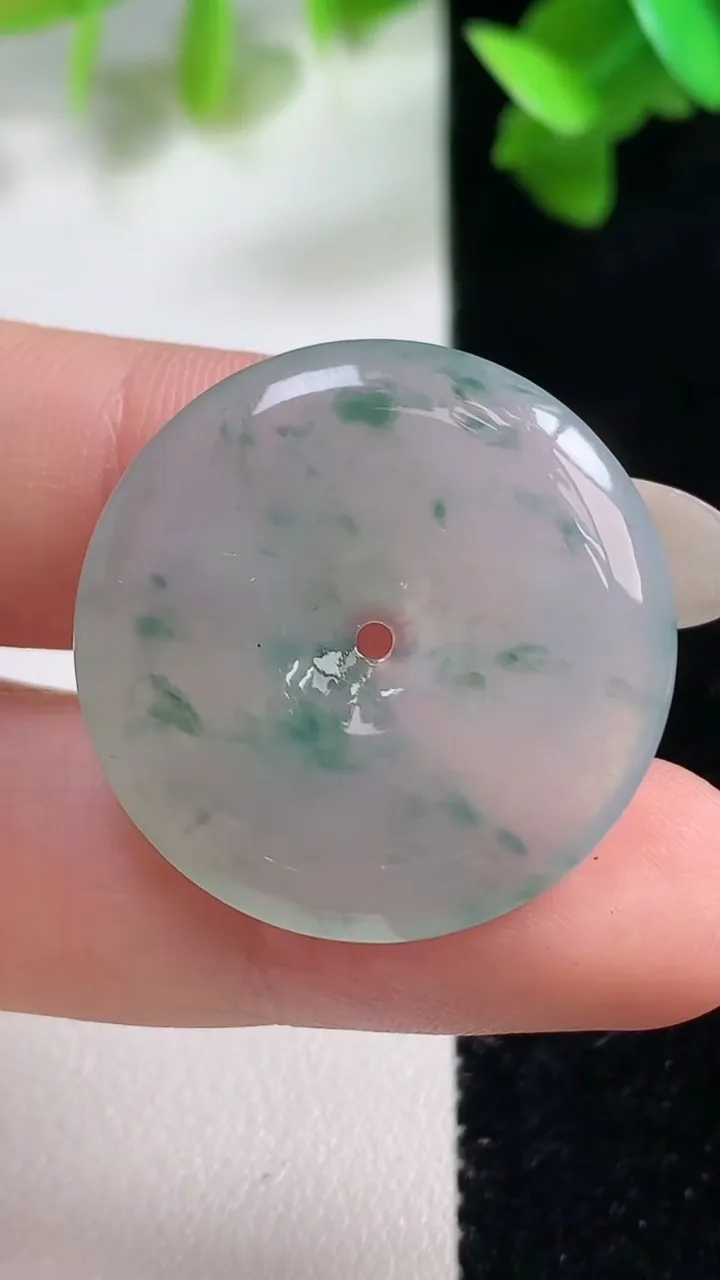 天然A货翡翠冰种飘花平安扣吊坠，尺寸27.5-4.4，重量:7.28g
10月28日