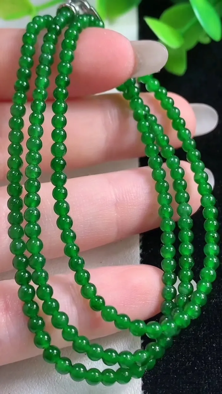 天然A货翡翠小米珠项链，尺寸2.9-175颗，重量:9.37g10月28日
工厂直销收藏佳品,种好水足，色泽均匀，有种有色，上手高大气！