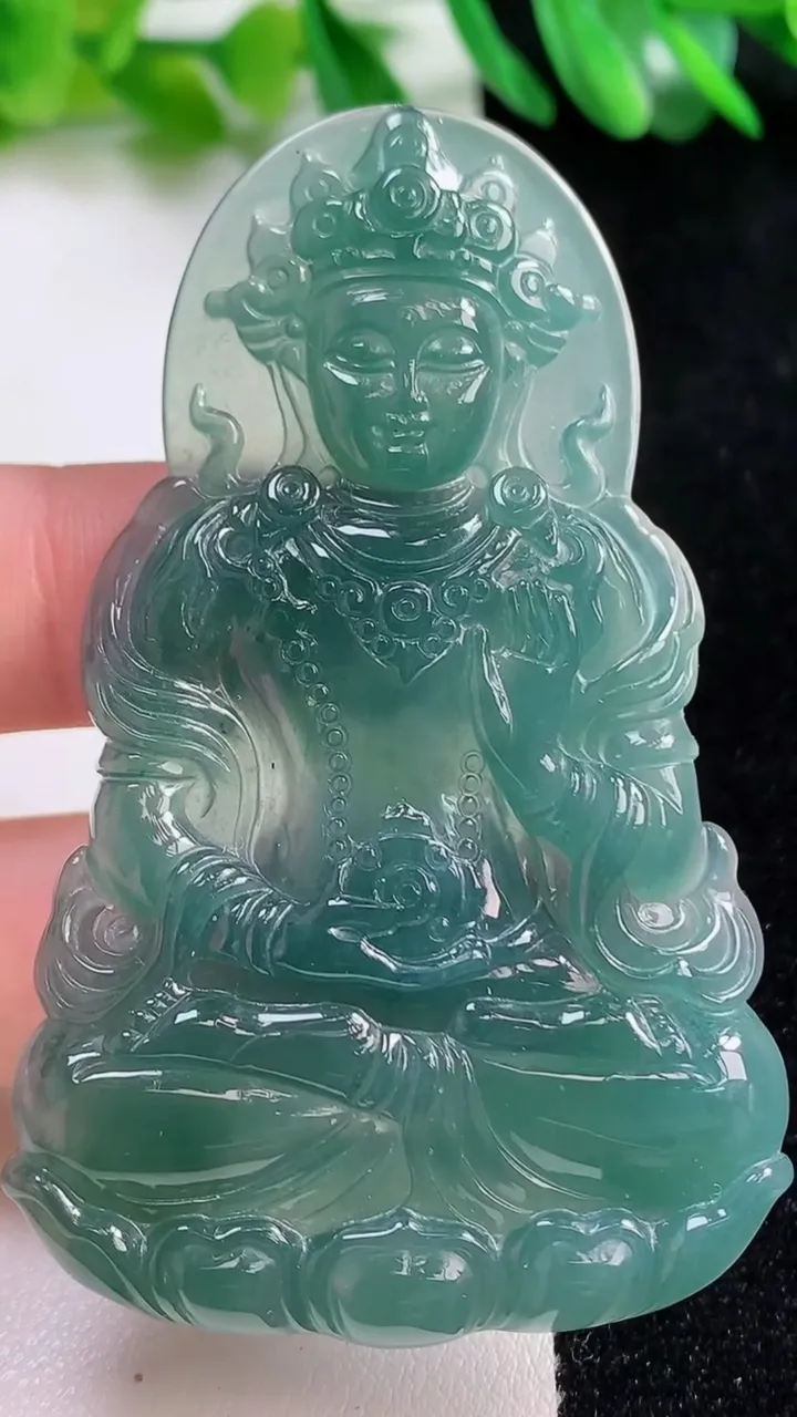 天然A货翡翠度母观音吊坠，尺寸68-42-5，重:25.58g
10月28日
