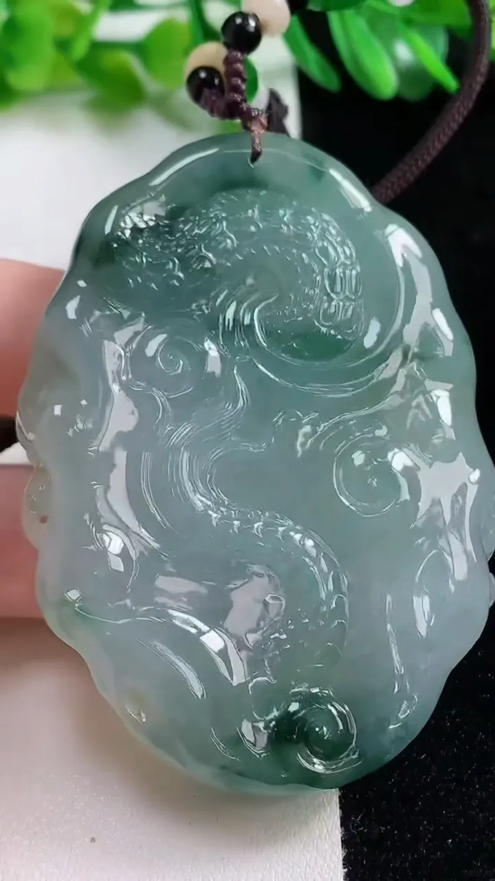 天然A货翡翠种飘花龙牌吊坠，尺寸67.5-50.8-12.2，重:75.65g
10月28日