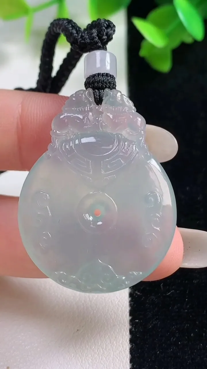 天然A货翡翠复古平安扣吊坠，尺寸37-28.6-4.2，重量:13.03g
10月28日