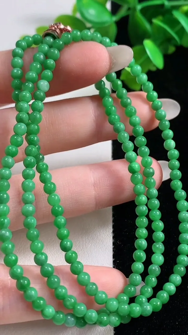 天然A货翡翠小米珠项链，尺寸3.3-171颗，重量:13.54g10月28日
工厂直销收藏佳品,种好水足，色泽均匀，有种有色，上手高大气！