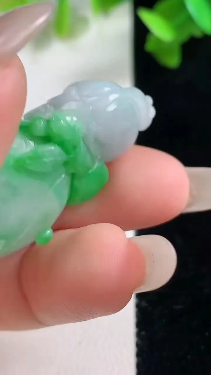 天然A货翡翠寿桃吊坠，尺寸38-19.6-14，重量:18.22g
10月28日