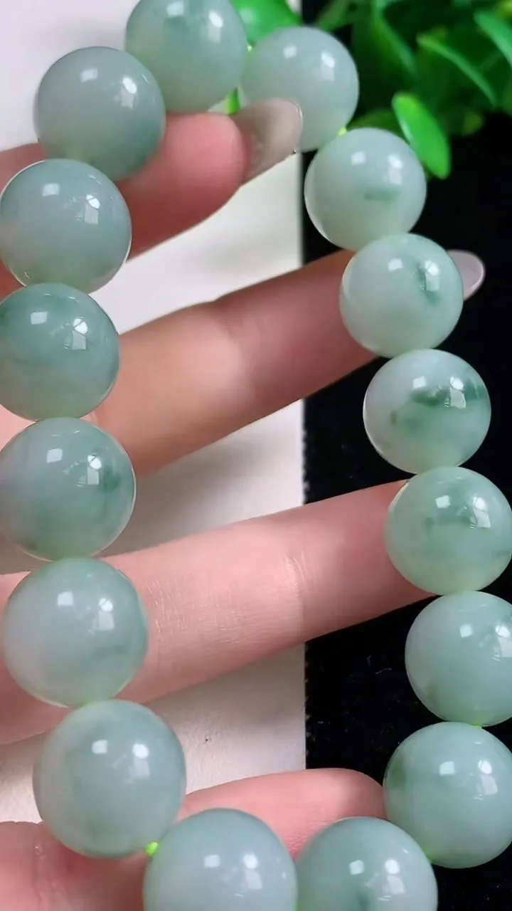 天然A货翡翠圆珠手串，尺寸12.8-16颗，重量:62.51g10月28日
工厂直销收藏佳品,种好水足，色泽均匀，有种有色，上手高大气！