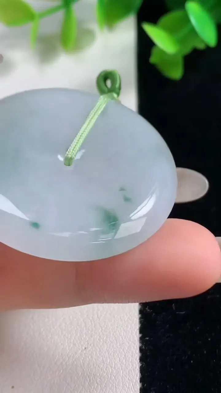 天然A货翡翠平安扣吊坠，尺寸40.2-6.7，重量:23.80g
10月28日