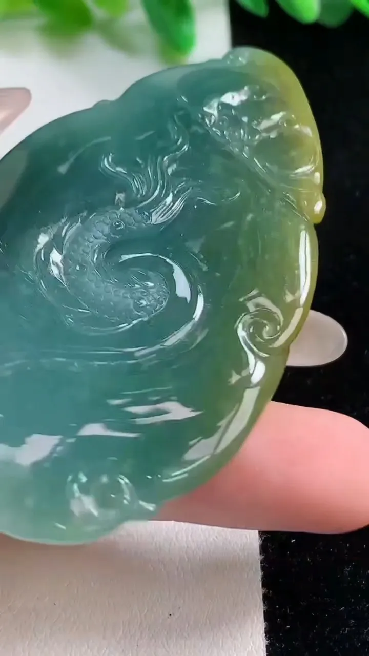 天然A货翡翠龙牌吊坠，尺寸70-41-12，重:48.86g
10月28日