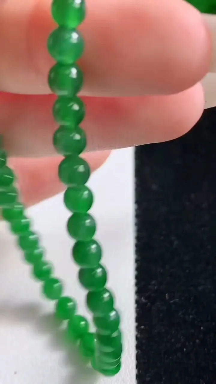 天然A货翡翠圆珠手串，尺寸4.5-38颗，重量:9.41g10月28日
工厂直销收藏佳品,种好水足，色泽均匀，有种有色，上手高大气！