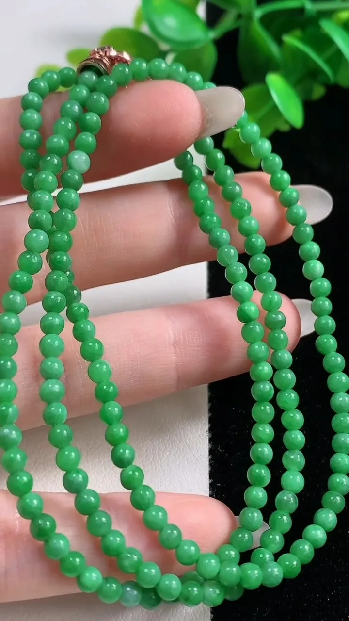天然A货翡翠小米珠项链，尺寸3.3-171颗，重量:13.54g10月28日
工厂直销收藏佳品,种好水足，色泽均匀，有种有色，上手高大气！